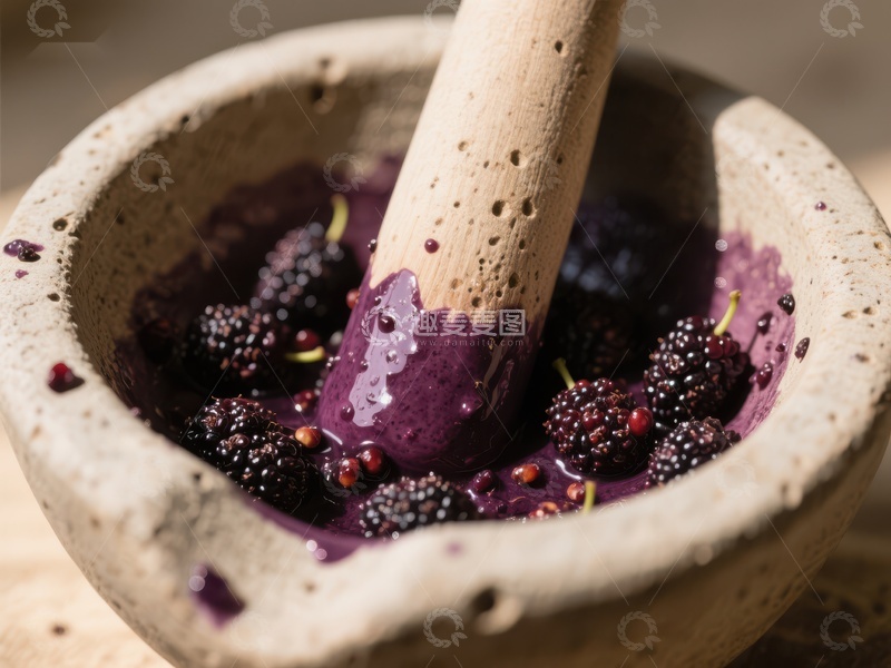 高清大图下载【趣麦麦图】黑莓在石臼中捣碎