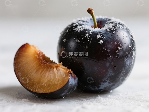 新鲜李子与切片展示