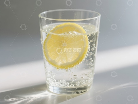 柠檬片泡在透明玻璃杯中的气泡水