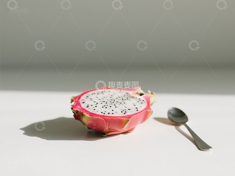 切开的火龙果与勺子