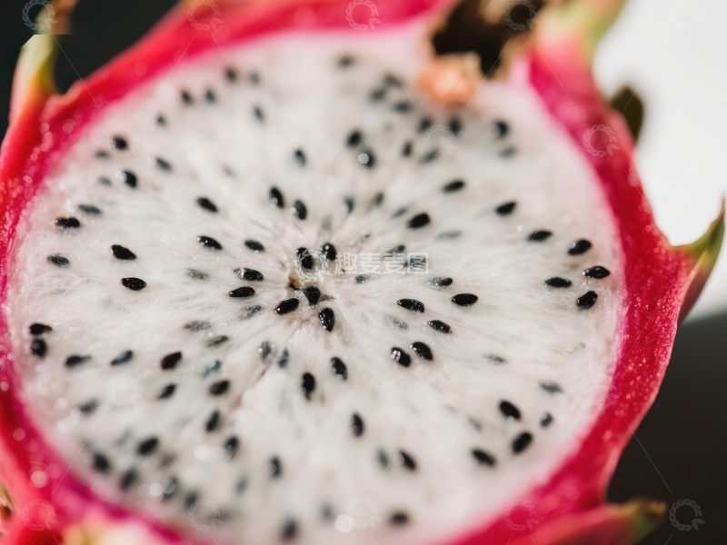 高清大图下载【趣麦麦图】切开的火龙果展示其独特的内部结构