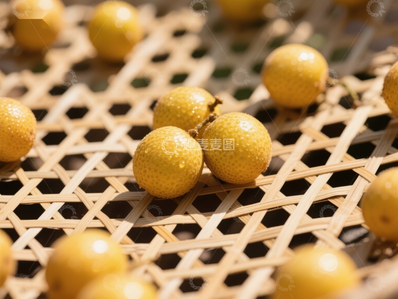 高清大图下载【趣麦麦图】新鲜黄皮果置于竹编篮中