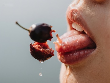 舌尖轻触，樱桃瞬间爆裂