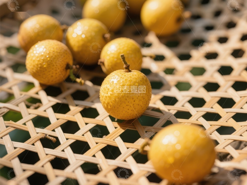 高清大图下载【趣麦麦图】新鲜黄皮果散落竹编篮中