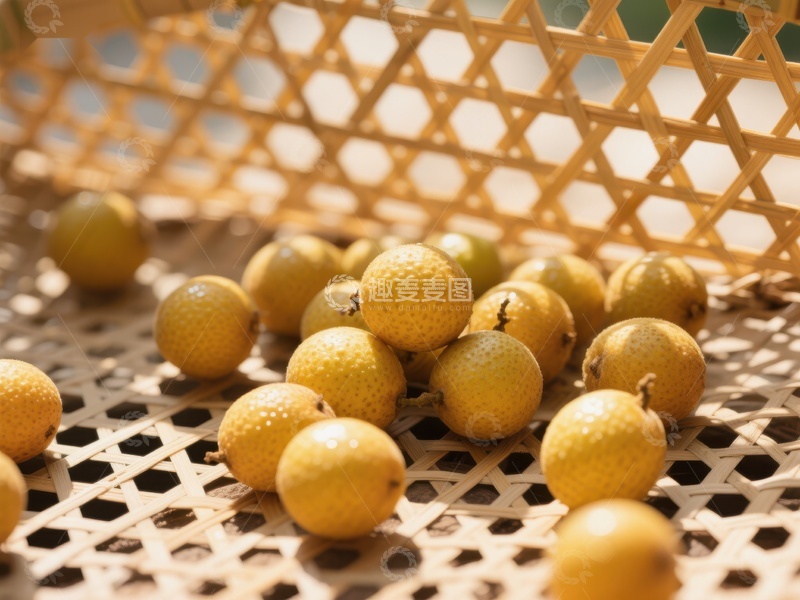 高清大图下载【趣麦麦图】新鲜枇杷散落竹筐中