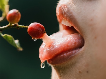舌尖轻触红色浆果，水滴垂落瞬间