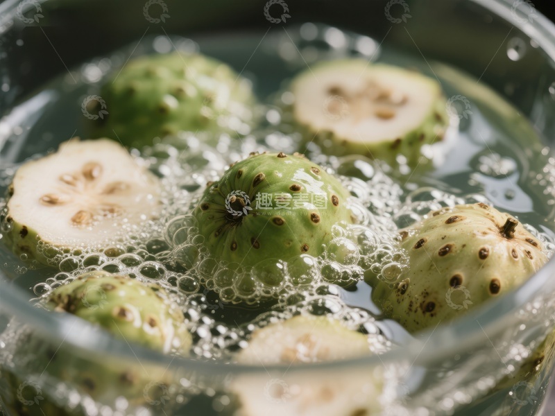 高清大图下载【趣麦麦图】新鲜诺丽果浸泡水中