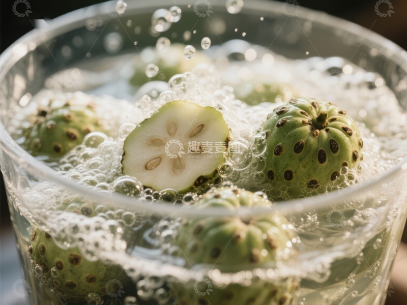 高清大图下载【趣麦麦图】新鲜诺丽果浸泡在气泡水中