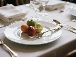 精致餐桌上的水果与餐具