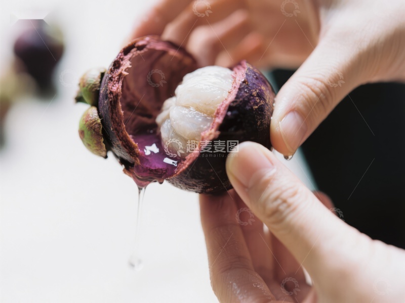 高清大图下载【趣麦麦图】手握紫红色果肉的神秘水果