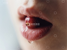 樱桃入口，唇边水滴