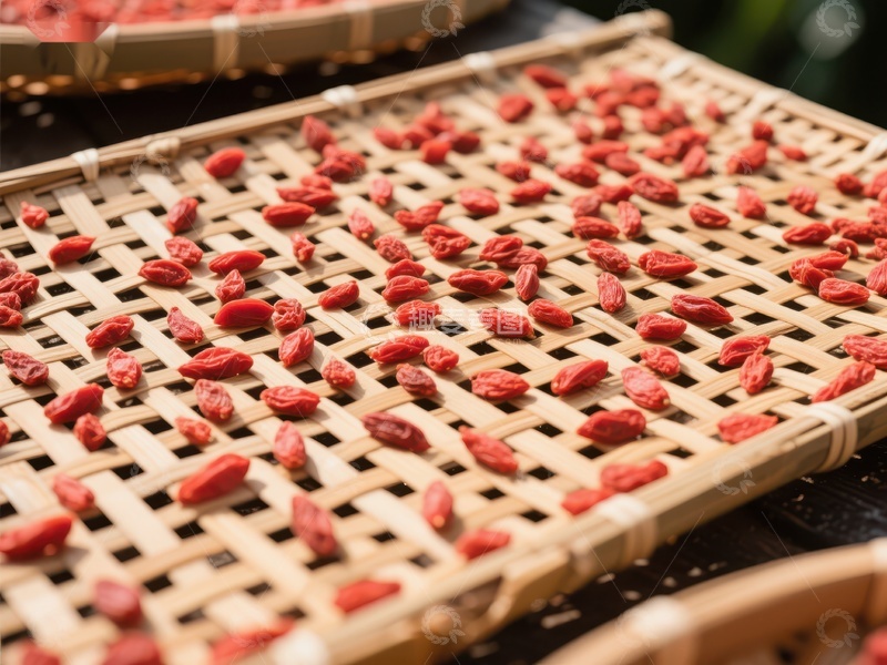 高清大图下载【趣麦麦图】枸杞晾晒在竹编托盘上