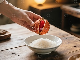 手握刺果，碗中白饭，温馨餐桌