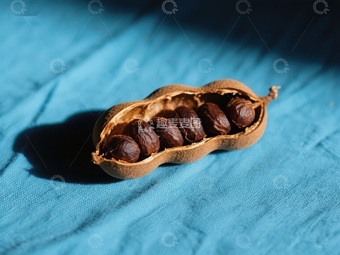 打开的花生壳与饱满花生仁