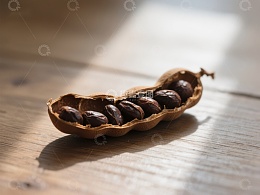 开壳花生在木质桌面上