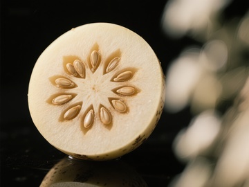 切开的果实展示独特星形纹理