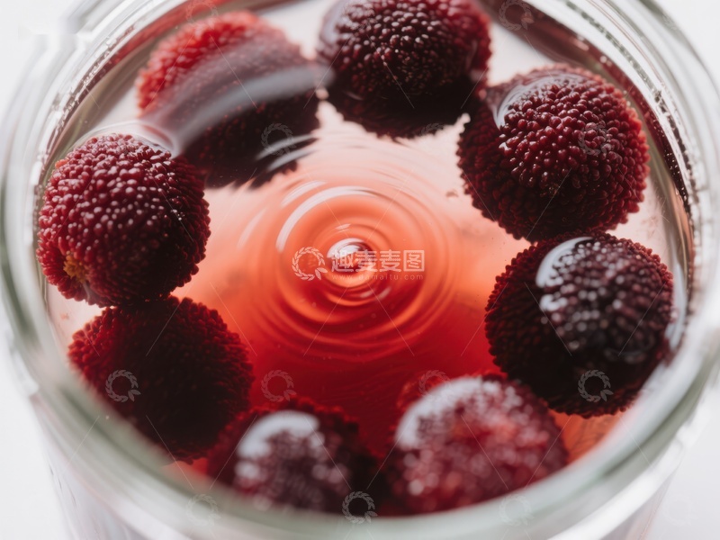 高清大图下载【趣麦麦图】红色浆果浸泡在透明液体中