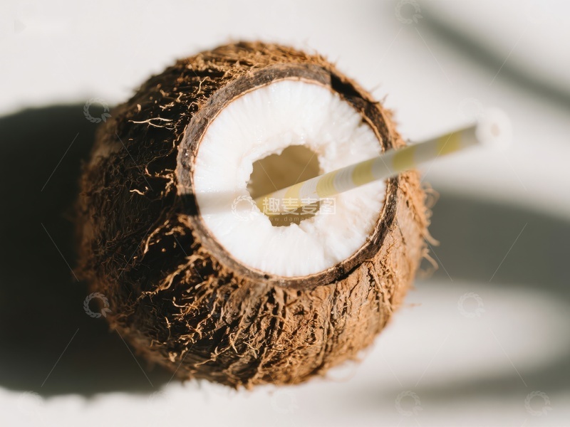 高清大图下载【趣麦麦图】椰子插吸管，清新自然饮品