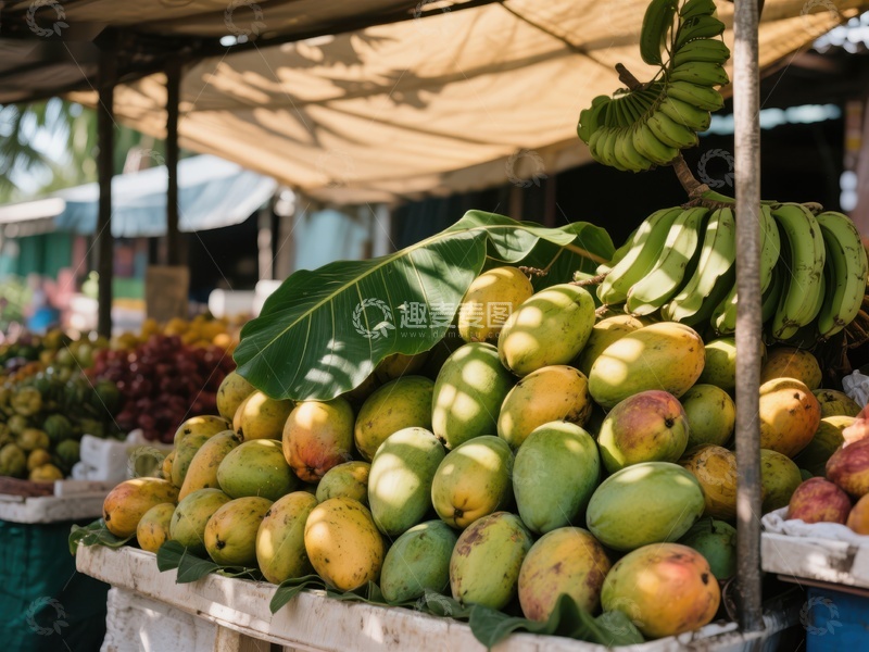 市场摊位上的芒果和香蕉