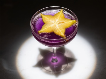 紫色鸡尾酒配杨桃装饰