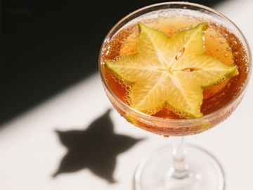 星形水果装饰的鸡尾酒