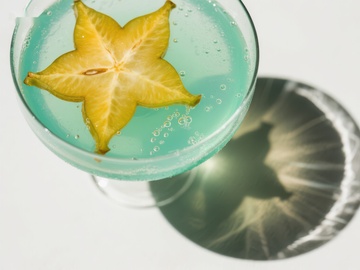 蓝绿色饮品中的星形水果