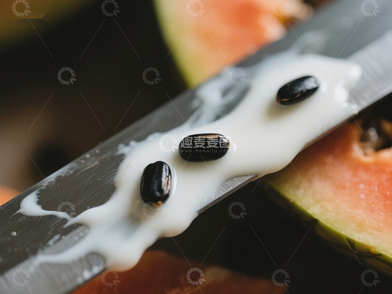 切开的西瓜与刀上的瓜籽和汁液