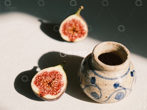 无花果与陶罐的静物组合