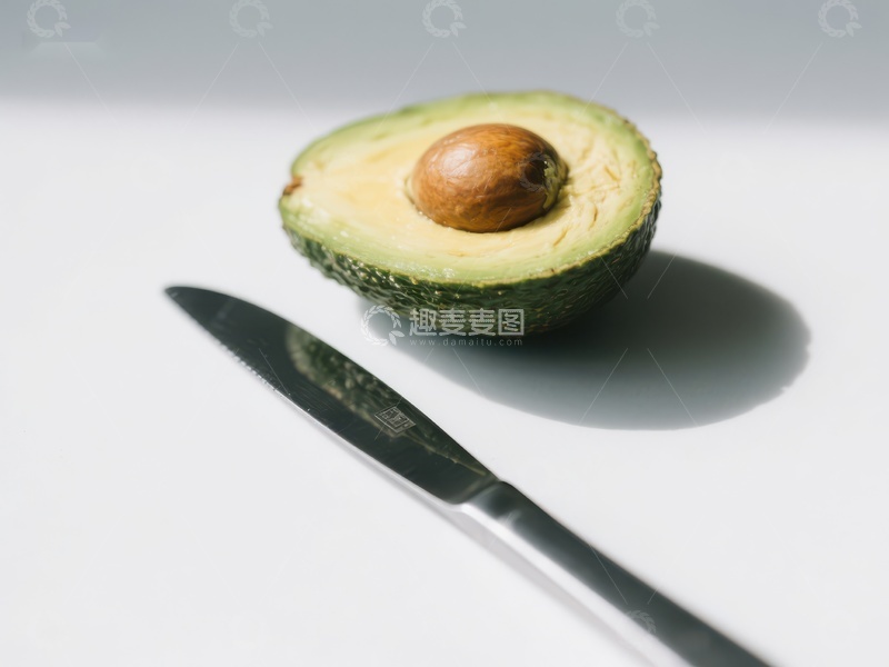 高清大图下载【趣麦麦图】切开的牛油果与刀具