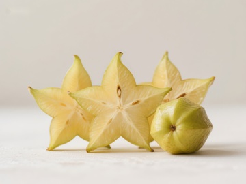 切片杨桃展示其独特的星形结构