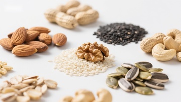 多种坚果与种子的静物展示