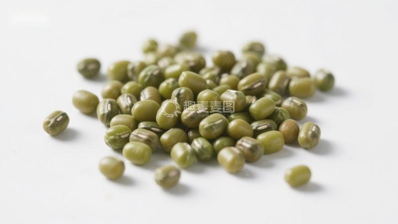 高清大图下载【趣麦麦图】一堆绿豆散落在白色背景上