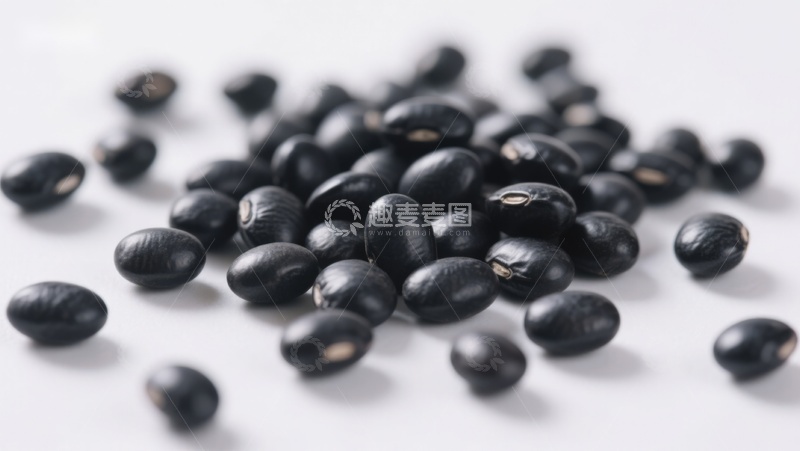 高清大图下载【趣麦麦图】黑豆散落于白色背景