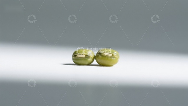 两颗绿色豆子静置于白色背景