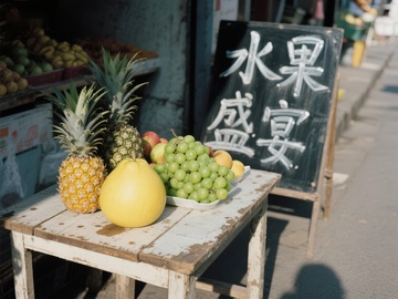 街头水果摊，菠萝葡萄柚子陈列