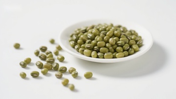 碗中的绿豆散落桌面