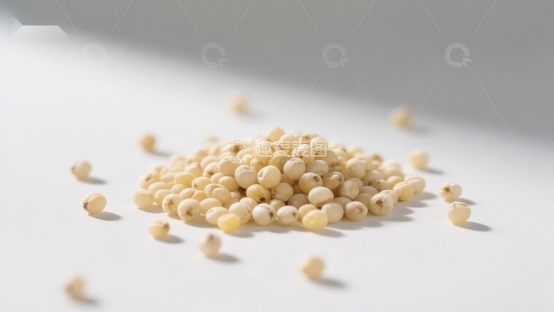 高清大图下载【趣麦麦图】米色小颗粒散落桌面