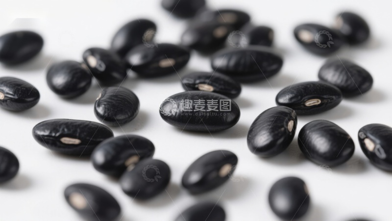 高清大图下载【趣麦麦图】黑豆散落于白色背景