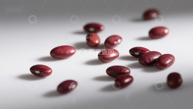 散落的红色豆子