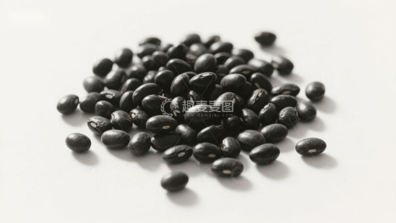 高清大图下载【趣麦麦图】黑色豆子散落于白色背景