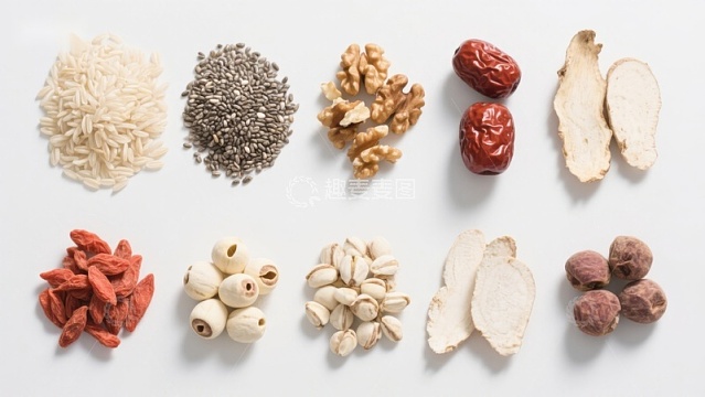 多种传统食材整齐排列