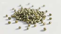 绿色豆粒散落于白色背景