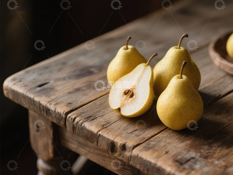 高清大图下载【趣麦麦图】木桌上摆放的成熟梨子