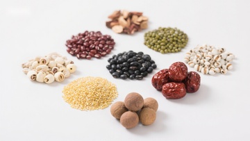 多种谷物与干果的组合展示