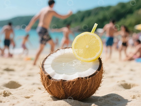 沙滩上的椰子水与柠檬片