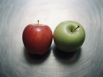 红绿苹果并排置于金属表面