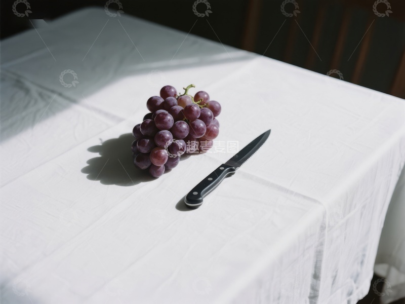 高清大图下载【趣麦麦图】葡萄与刀置于白色桌布上