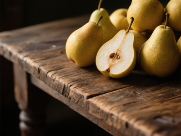 木桌上摆放的成熟梨子