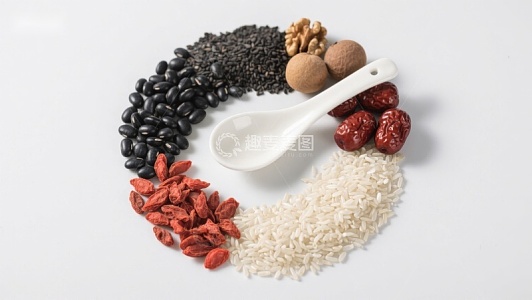 五谷杂粮与勺子的和谐排列