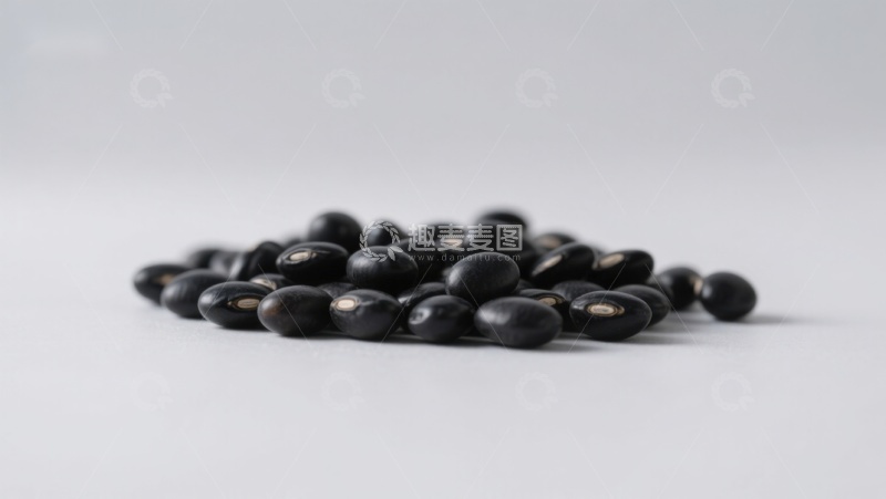 高清大图下载【趣麦麦图】一堆黑色豆子静置于浅色背景上